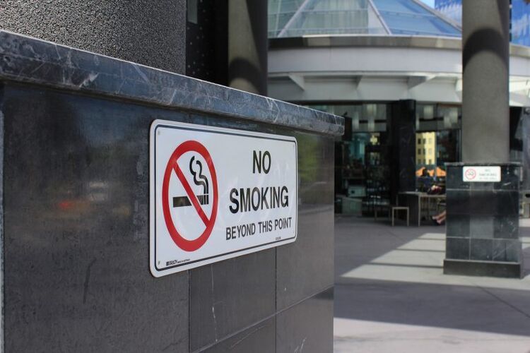 Η απαγόρευση του καπνίσματος σε δημόσιους χώρους προωθεί τη διακοπή του καπνίσματος